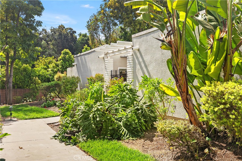 2011 Via Mariposa West A