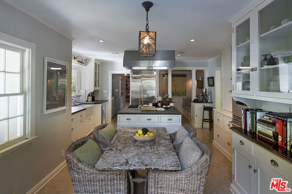 Santa Monica, California 90402, United States, 4 Bedrooms Bedrooms, ,4 BathroomsBathrooms,Residential,Active,187689