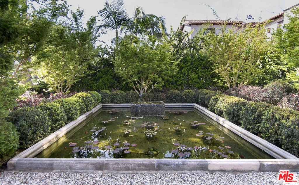 Santa Monica, California 90402, United States, 4 Bedrooms Bedrooms, ,4 BathroomsBathrooms,Residential,Active,187689