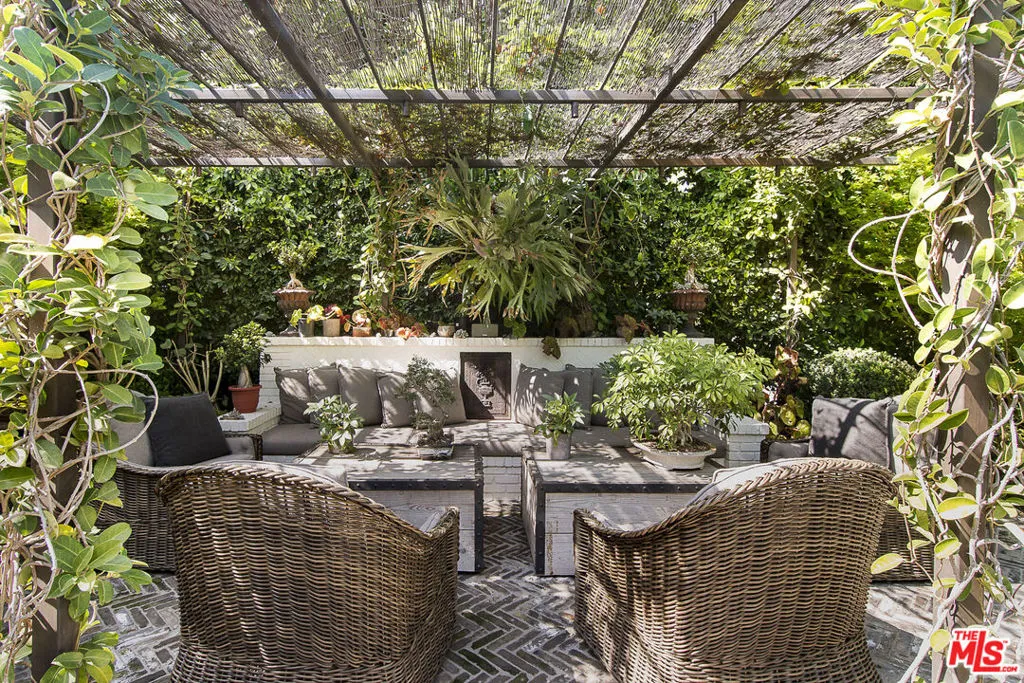 Santa Monica, California 90402, United States, 4 Bedrooms Bedrooms, ,4 BathroomsBathrooms,Residential,Active,187689