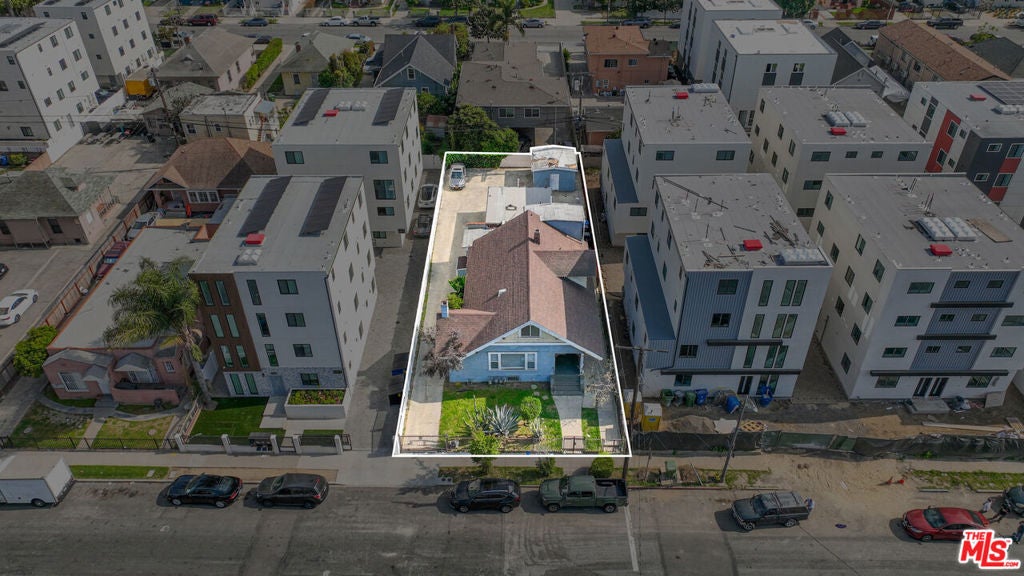 1318 W 35th Place