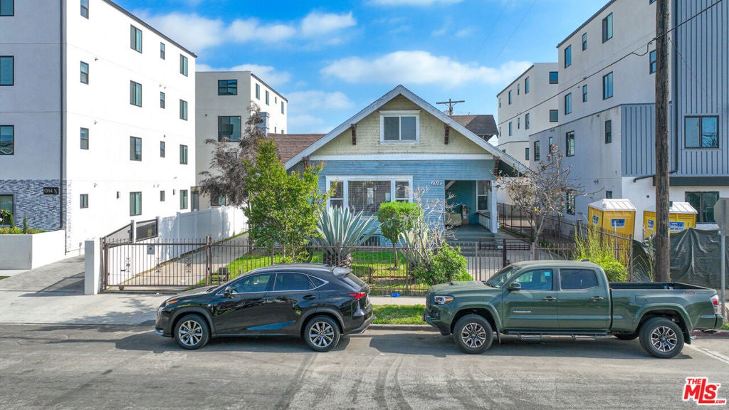 1318 W 35th Place