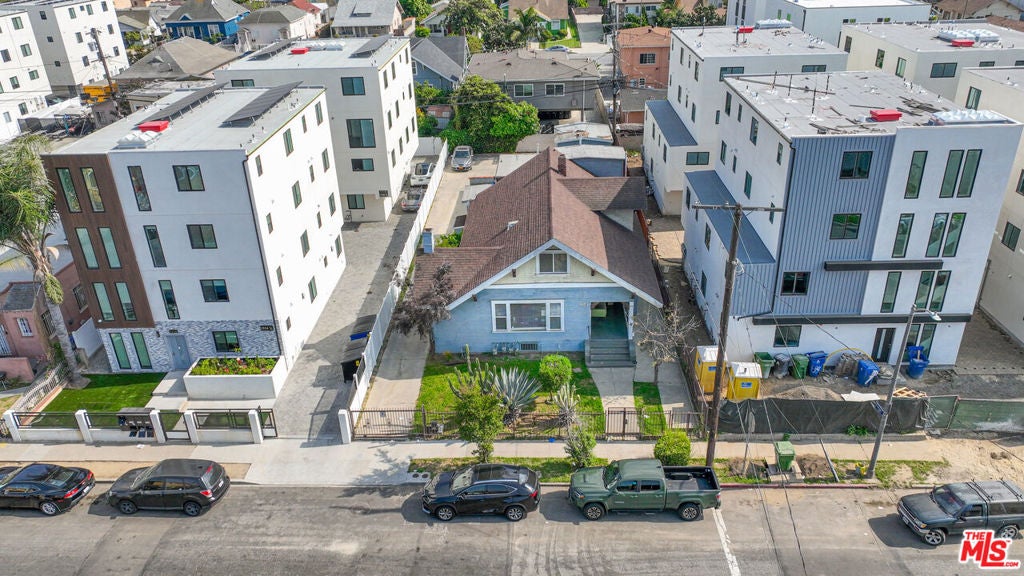 1318 W 35th Place