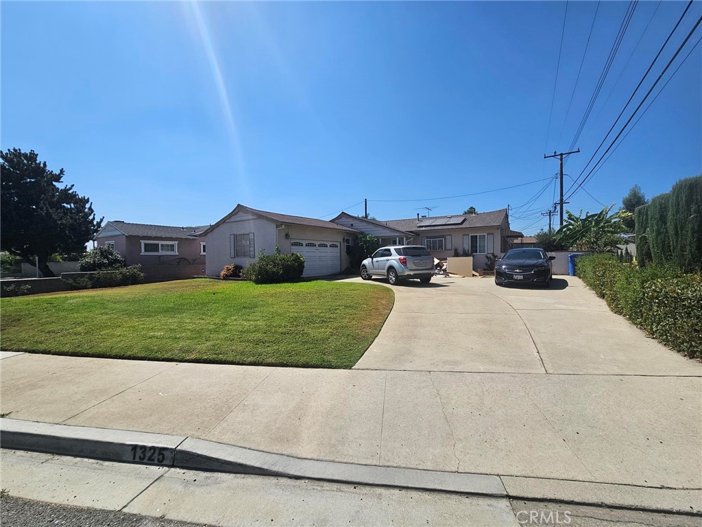 3 bedroom, 2 bath home located in a quiet Pomona neighborhood. Features a functional layout and spacious backyard. Close to schools, shopping, parks, and freeways.