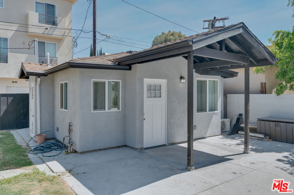UPDATED New Fenced in Private Backyard being built. Chic, modern 1BR ADU in prime Sherman Oaks with private entrance, full kitchen, in-unit laundry, and serene shared backyard. Built just one year ago, this detached unit is not a garage conversion, it's a thoughtfully designed, fully independent residence ideal for professionals or creatives. Bright and airy with quality finishes, the home features a spacious living/kitchen combo, private bedroom with large closet, and full-size Samsung washer/dryer. Located on a quiet cul-de-sac just minutes from the Sherman Oaks Galleria, top schools, shopping, and the 101/405. Tenant pays utilities. Pets considered.