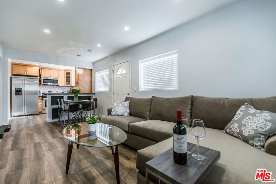 MODERN 3BD WALK TO TUJUNGA VILLAGE. FULLY-FURNISHED, FULLY-EQUIPPED. AVAILABLE FOR SHORT AND LONG STAYS. Beautifully remodeled apartment with 3 bedrooms & 2 bathrooms located in a safe neighborhood in Studio City. Walking distance to plenty of great shops & restaurants in Tujunga Village & Ventura Blvd. Property includes 4 TV's, a fully-equipped kitchen, small private patio, & communal outdoor area with BBQ. Great for families, couples, & business travelers! Only 5 min to Universal Studios, 10 mins to Burbank, 10 mins to Hollywood & convenient access to FWY.
