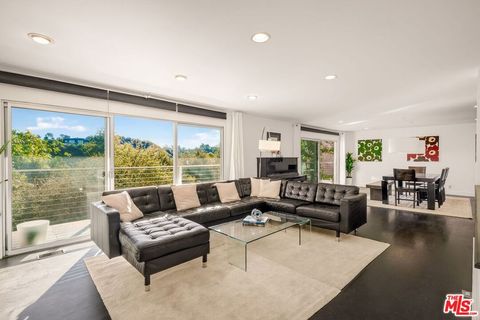 Photo of 2388 Kimridge Road, Beverly Hills, CA 90210 (MLS # 26638305)
