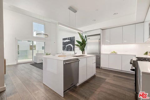 Tiny photo for 1433 14th Street #15, Santa Monica, CA 90404 (MLS # 26988381)