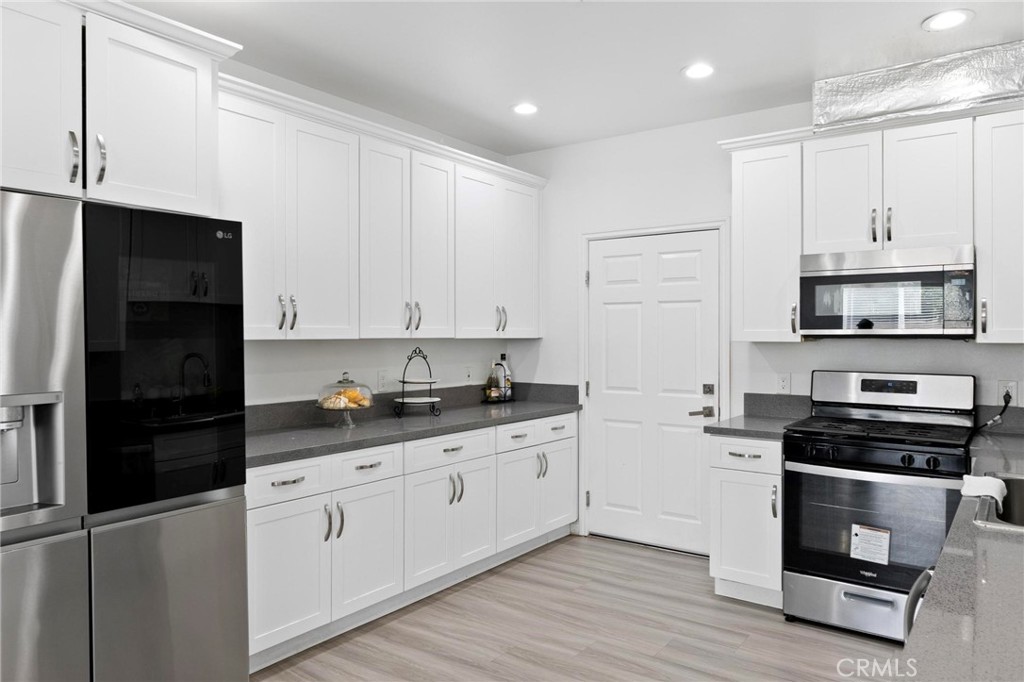 572 N Teakwood