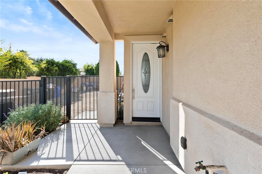 572 N Teakwood