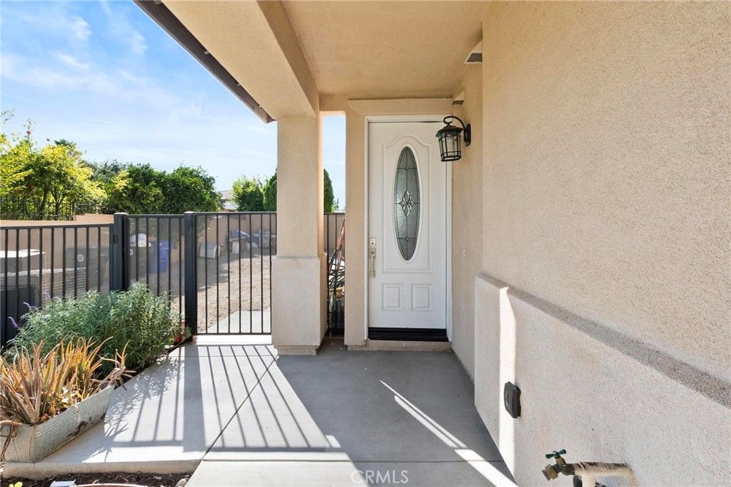 Photo of 572 N Teakwood Ave, Rialto, CA 92376 (MLS # CV25227099)