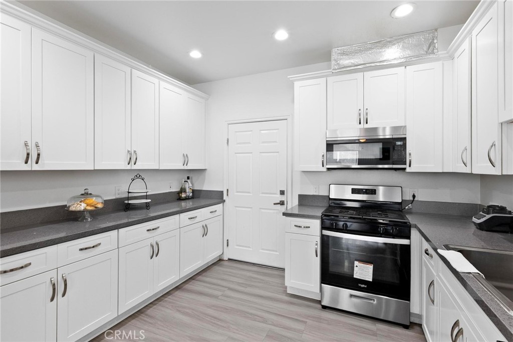 572 N Teakwood