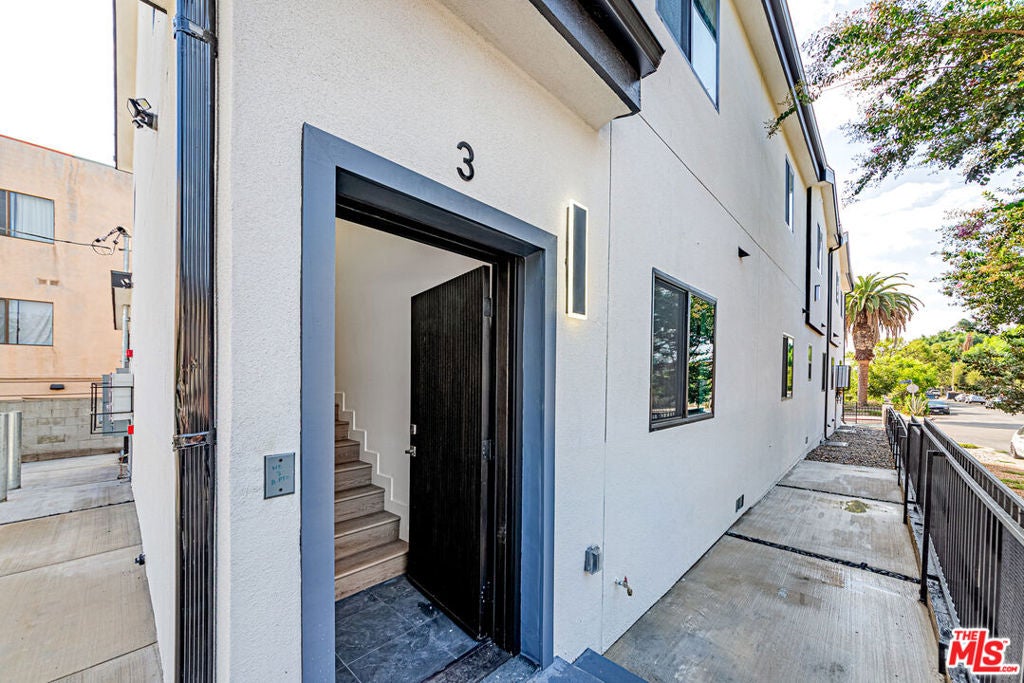 4627 Rosewood Avenue