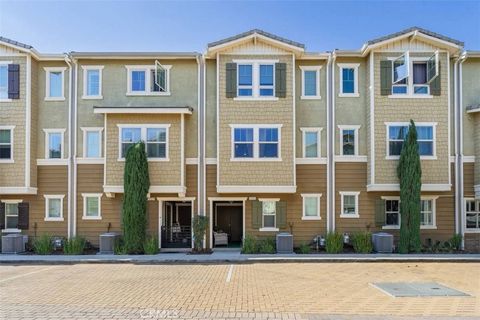 Photo of 7225 N Cedar Rd, Van Nuys, CA 91405 (MLS # CV26003355)