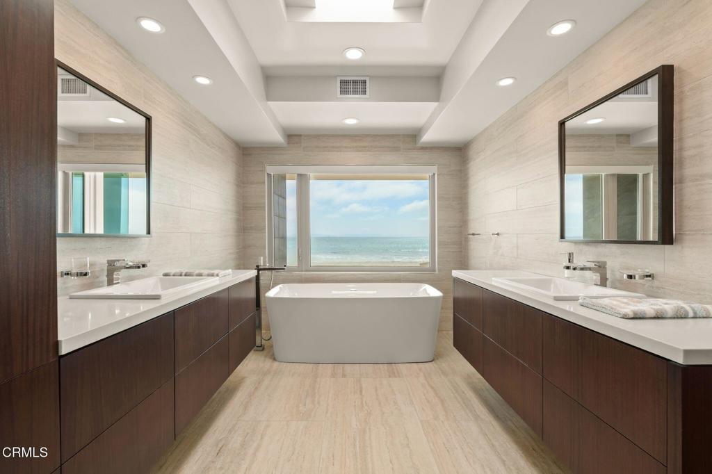 827 Mandalay Beach Rd, Oxnard, CA, 93035, USA, 3 Bedrooms Bedrooms, ,4 BathroomsBathrooms,Residential,Active,827 Mandalay Beach Rd,V1-37091