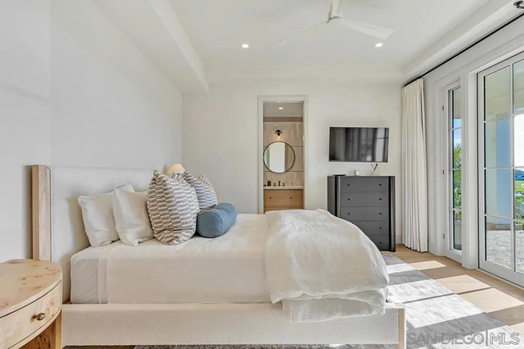 Coronado, California 92118, United States, 3 Bedrooms Bedrooms, ,5 BathroomsBathrooms,Residential,Active,138068