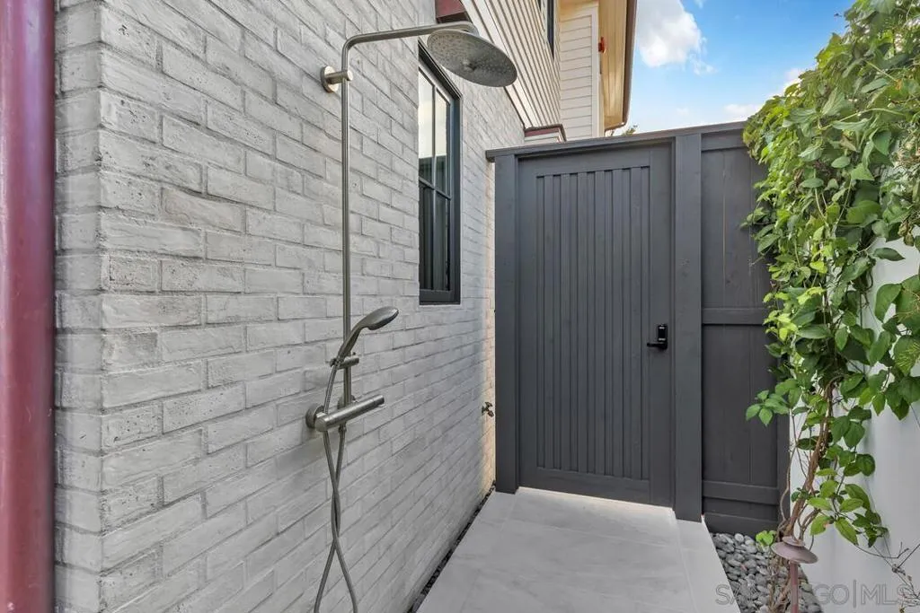 Coronado, California 92118, United States, 3 Bedrooms Bedrooms, ,5 BathroomsBathrooms,Residential,Active,138068