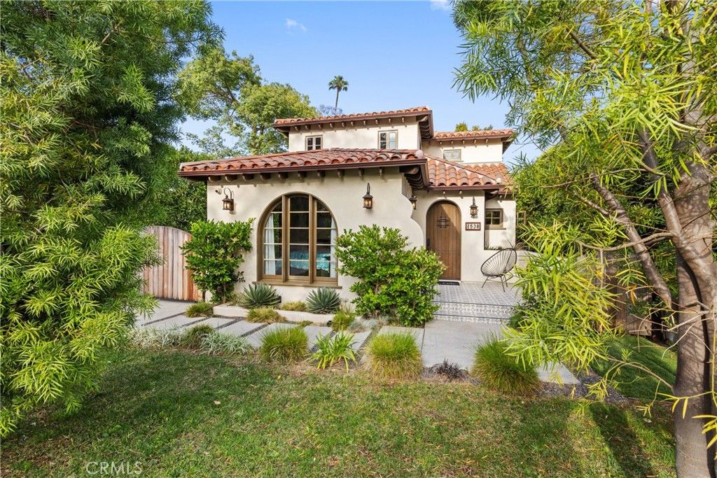 Photo of 1538 N Stanley Avenue, Los Angeles, CA 90046 (MLS # SR25113092)