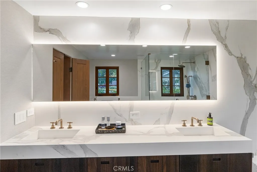 Los Angeles, California 90046, United States, 4 Bedrooms Bedrooms, ,4 BathroomsBathrooms,Residential,Active,147176