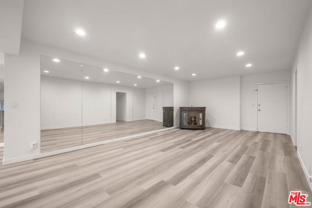 Properties 2 423 S Rexford Drive 202