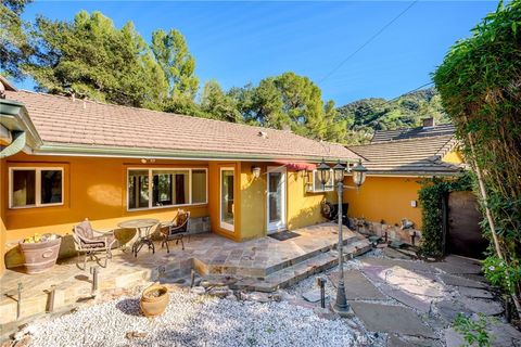 Photo of 1544 Golf Club Dr, Glendale, CA 91206 (MLS # GD26012475)