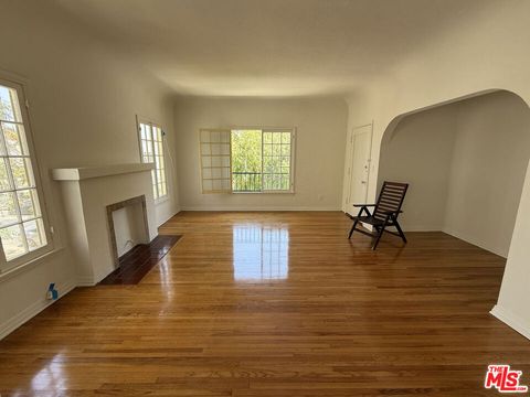 Photo of 1/2 N Spaulding Avenue, Los Angeles, CA 90036 (MLS # 26672997)