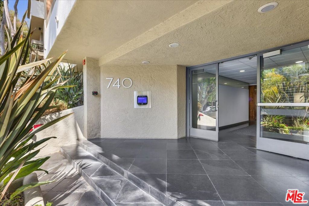 740 N Kings Road 114