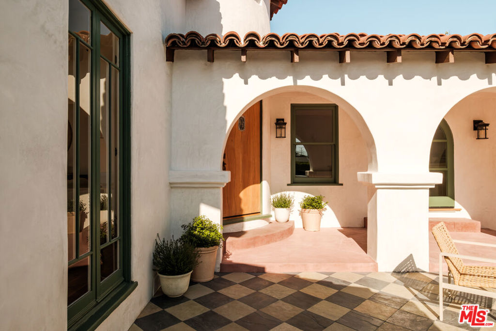 138 S La Jolla Avenue
