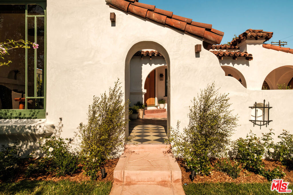 138 S La Jolla Avenue
