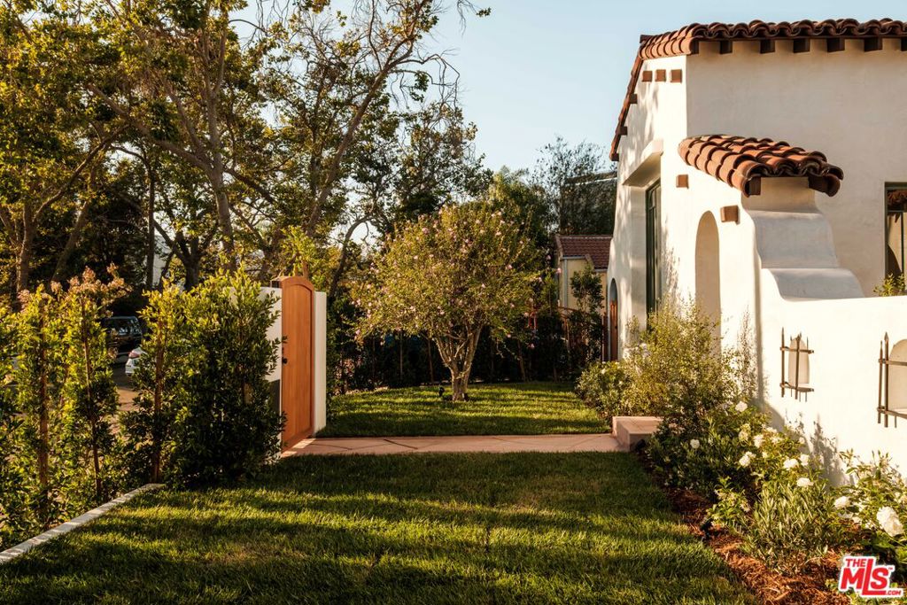 138 S La Jolla Avenue