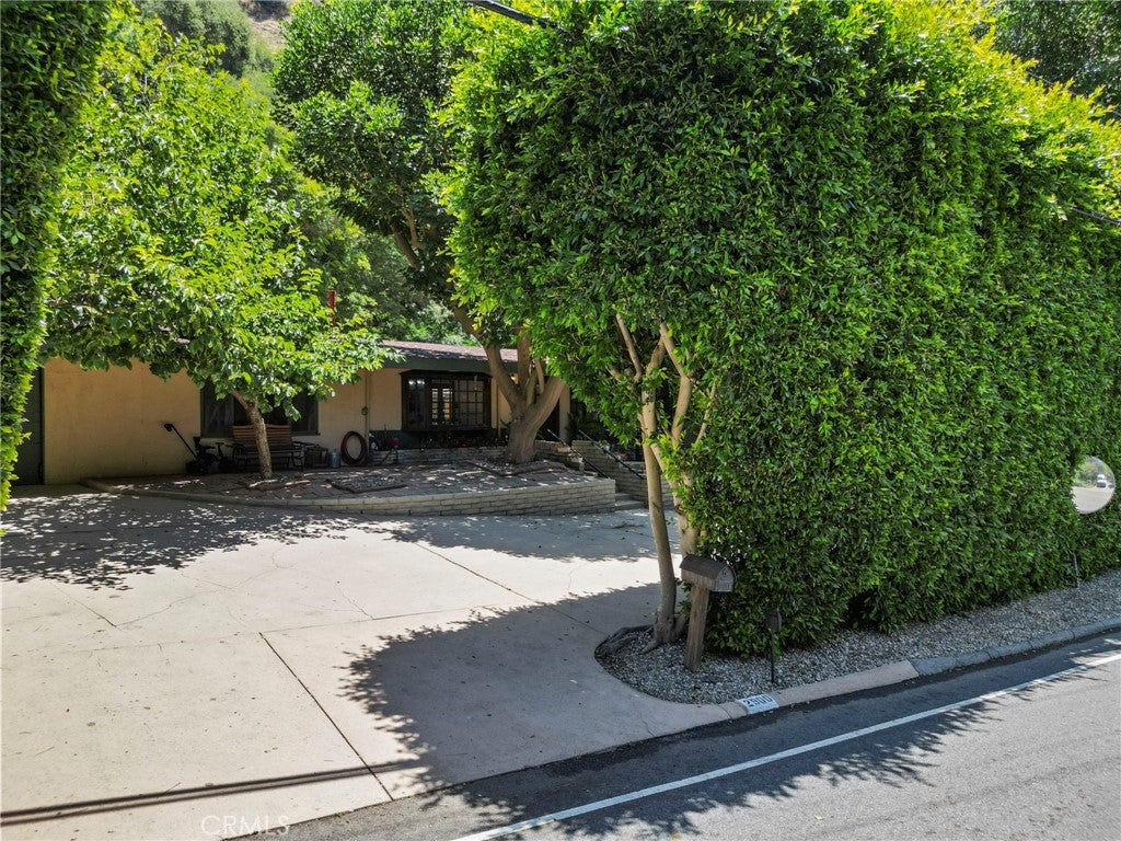 Photo of 2900 Mandeville Canyon RD, Los Angeles, CA 90049 (MLS # SR26113664)