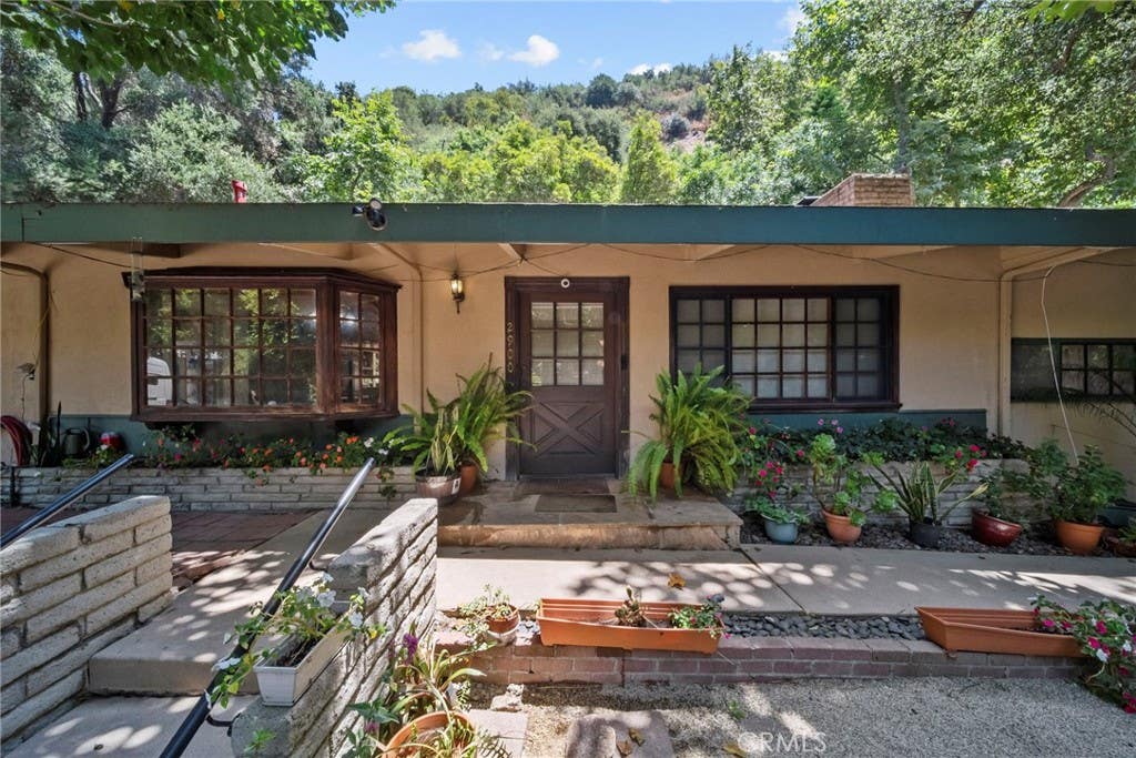 Photo of 2900 Mandeville Canyon RD, Los Angeles, CA 90049 (MLS # SR26113664)