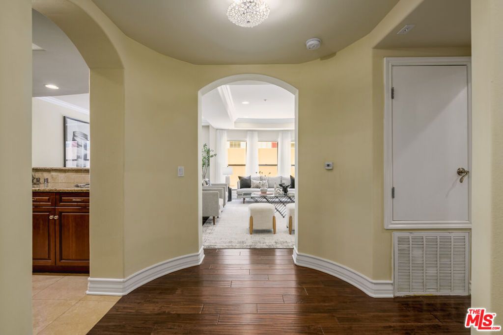 Photo of 12045 Hoffman Street #105, Studio City, CA 91604 (MLS # 25602445)