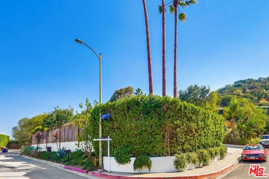Photo of 7706 Chandelle Place, Los Angeles, CA 90046 (MLS # 25577549)