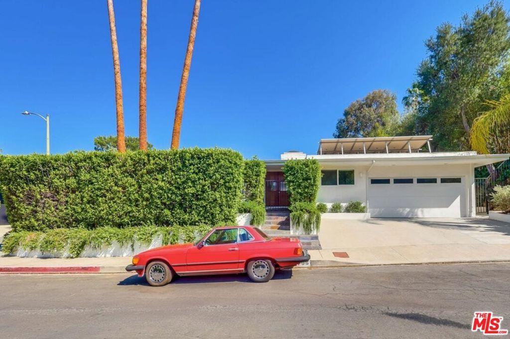 Photo of 7706 Chandelle Place, Los Angeles, CA 90046 (MLS # 25577549)