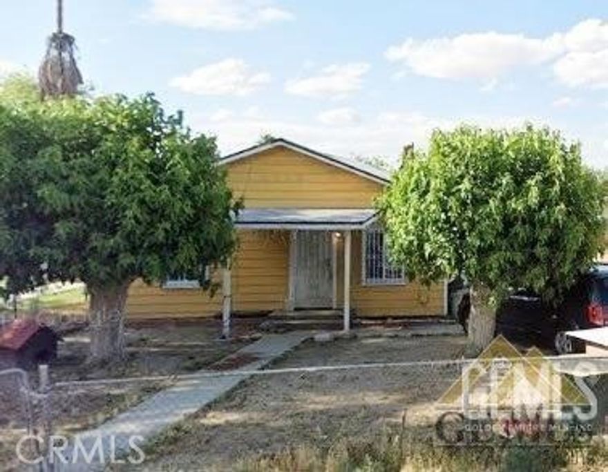 Nice Three bedroom home! Big spacious lot! It has a metal warehouse building that's included too! Take a look at it! This might be just what you've been looking for!