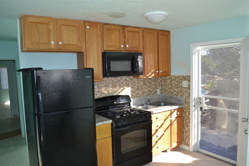 Cozy unit in Oceanside with off-street parking. Set up with a large bedroom and a second room which could be a dining room or small second bedroom. Convenient to freeways and beach and walking distance to schools. Neighborhoods: Oceanside Sewer: Sewer Connected