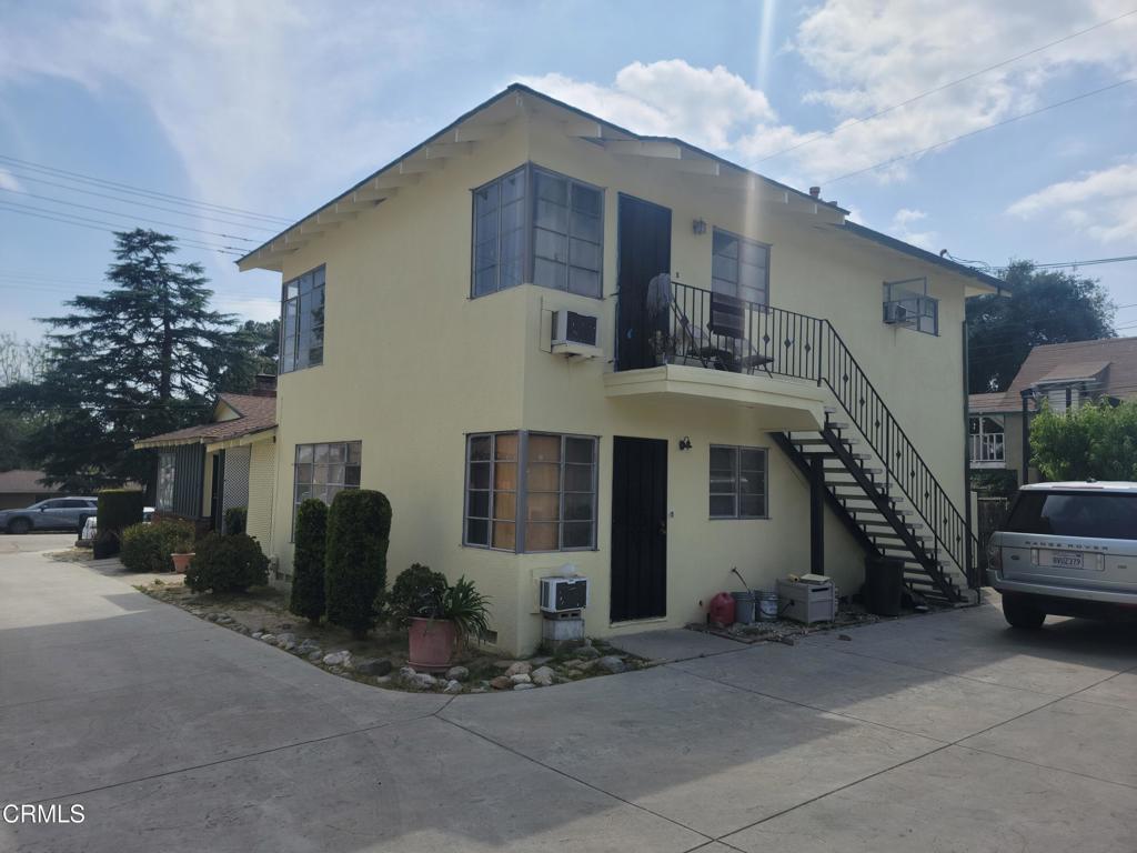 637 W Altadena Drive