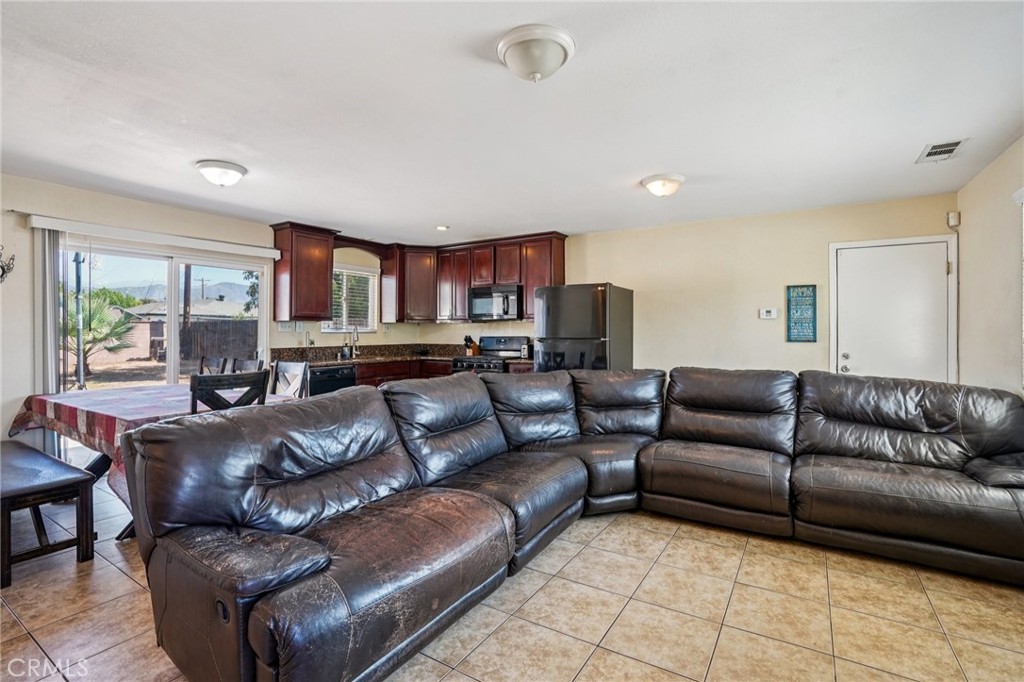 17245 E Arrow