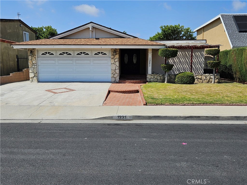 1221 E Denwall DR