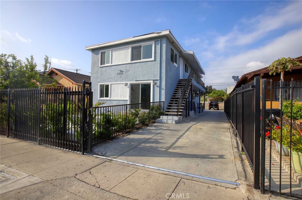 Be the first to live in this beautifully renovated 2-bedroom, 1-bathroom apartment located at 5459 Carlin in the vibrant and trendy West Adams neighborhood. This upstairs unit combines modern comfort with classic L.A. charm—and even features city views.
Fully updated in 2024, the unit includes brand new laminate flooring, new windows and doors, energy-efficient mini split A/C and heating, and a stylishly remodeled kitchen with brand new appliances. Bright, airy, and thoughtfully designed, this space offers everything you need for comfortable city living.
The building has also been refreshed with custom landscaping, fresh exterior paint, secure fencing, and a sliding gate for added peace of mind.
Live just minutes from popular West Adams coffee shops, restaurants, and boutiques, with easy access to major freeways and public transit.
Don’t miss out on this stunning apartment in one of L.A.’s most desirable neighborhoods—schedule a tour today!