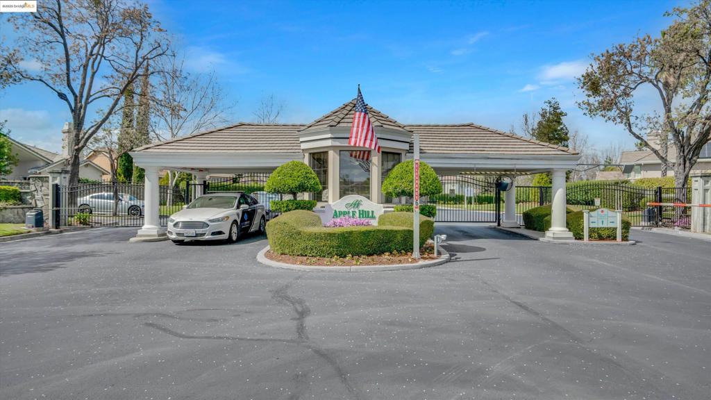 APPLE HILL ESTS - Residential