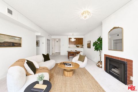 Photo of 729 S Hobart Boulevard #19, Los Angeles, CA 90005 (MLS # 25558823)
