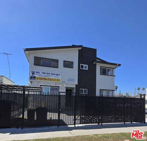 Photo of 933 S Norton Avenue #6, Los Angeles, CA 90019 (MLS # 26835209)