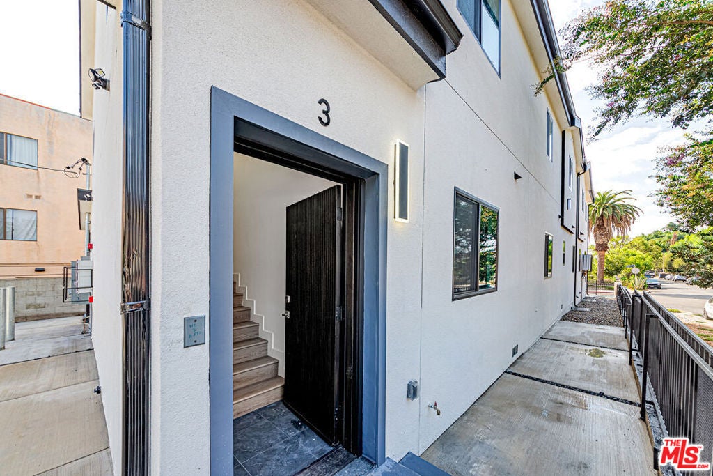 4627 Rosewood Avenue