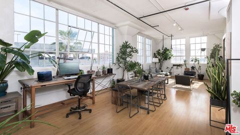 Photo of 420 S San Pedro Street #319, Los Angeles, CA 90013 (MLS # 25613775)