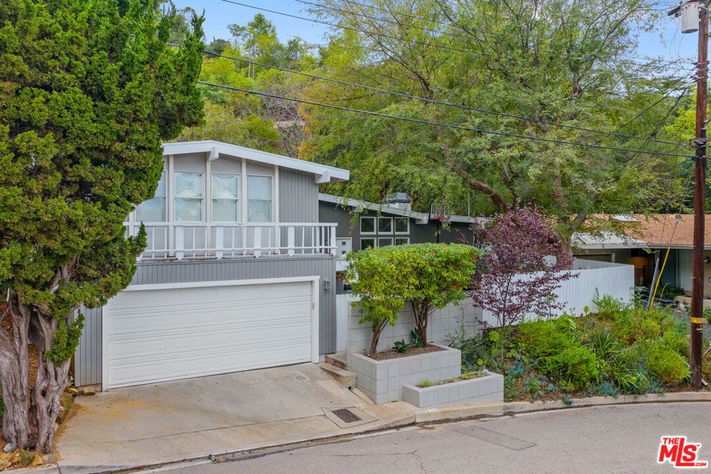 Photo of 3547 Summerfield Drive, Sherman Oaks, CA 91423 (MLS # 26634083)