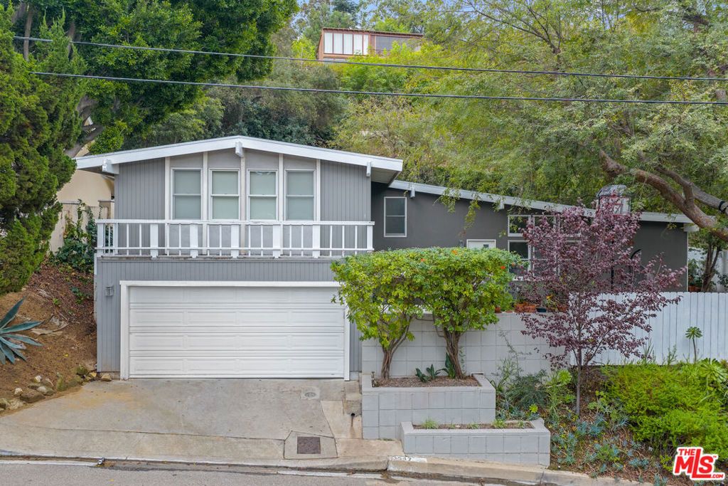 Photo of 3547 Summerfield Drive, Sherman Oaks, CA 91423 (MLS # 26634083)