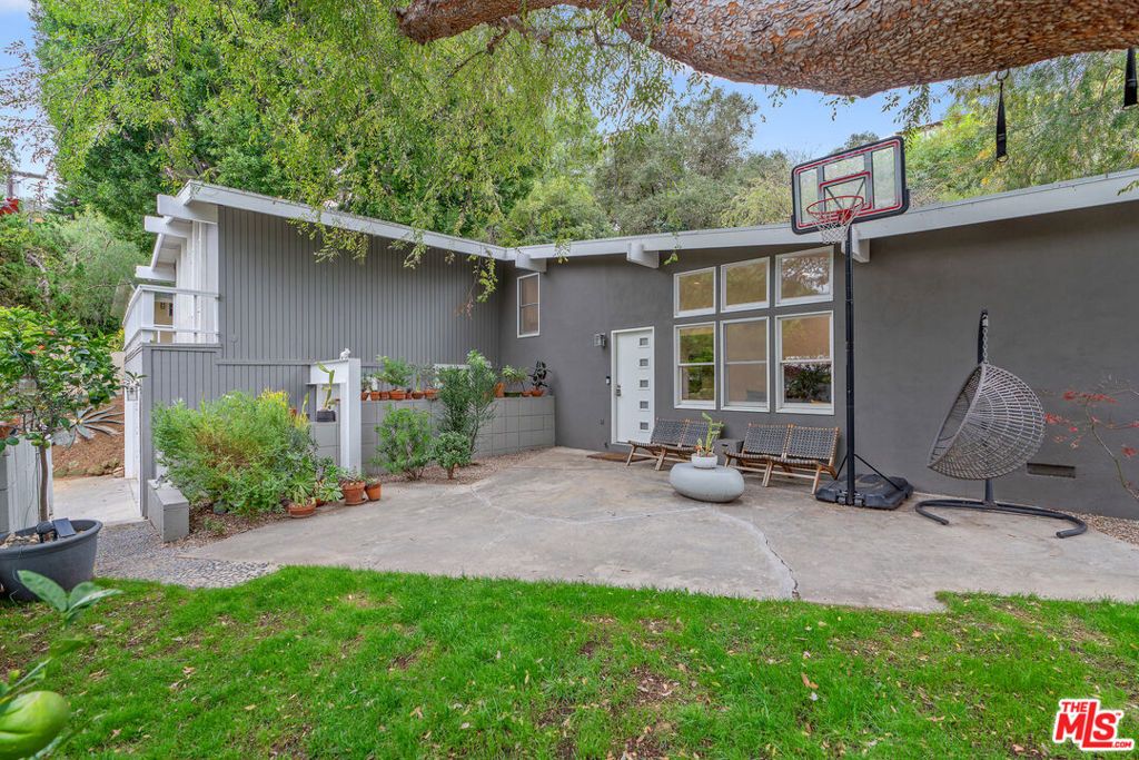Photo of 3547 Summerfield Drive, Sherman Oaks, CA 91423 (MLS # 26634083)