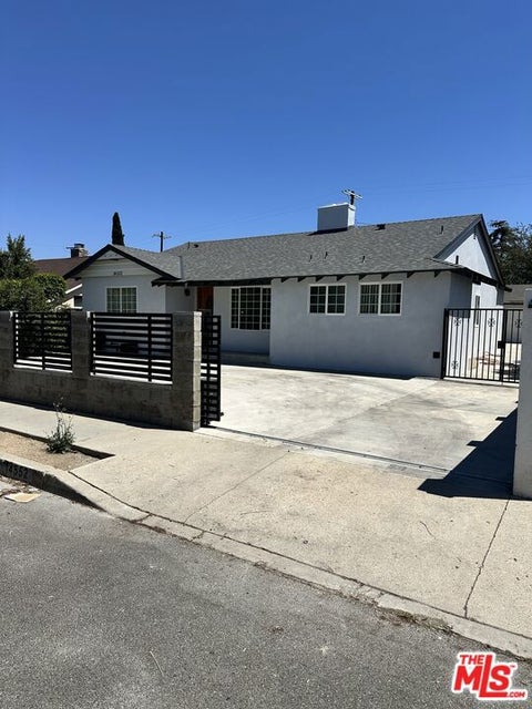 Photo of 14552 Runnymede Street, Los Angeles, CA 91405 (MLS # 26861187)
